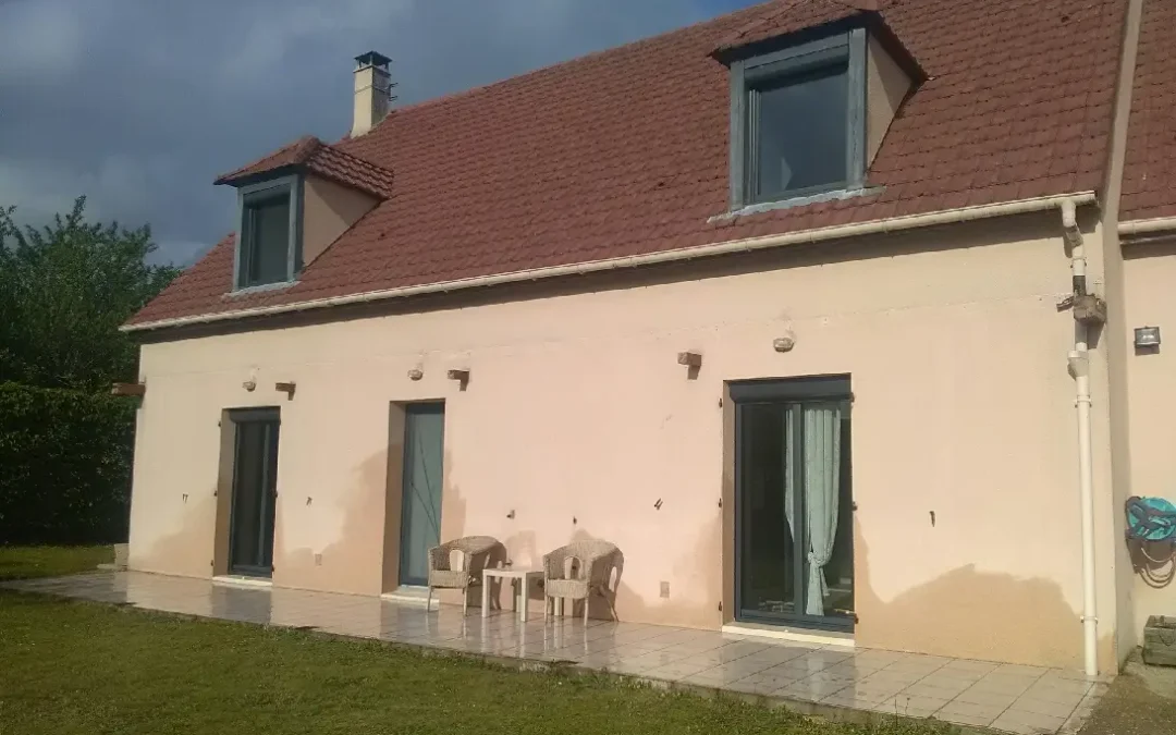 Comment prolonger la tenue des couleurs foncées sur une façade ?